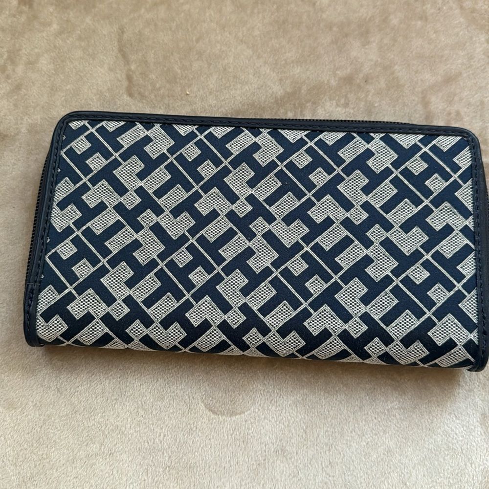 NWOT Tommy Hilfiger Navy Blue Monogram Wallet - Picture 3 of 7